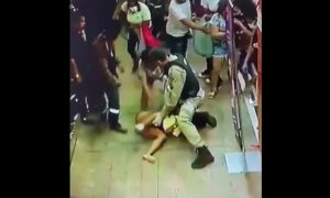 Vídeo: Policiais imobilizam mulher com criança de colo no interior de Minas