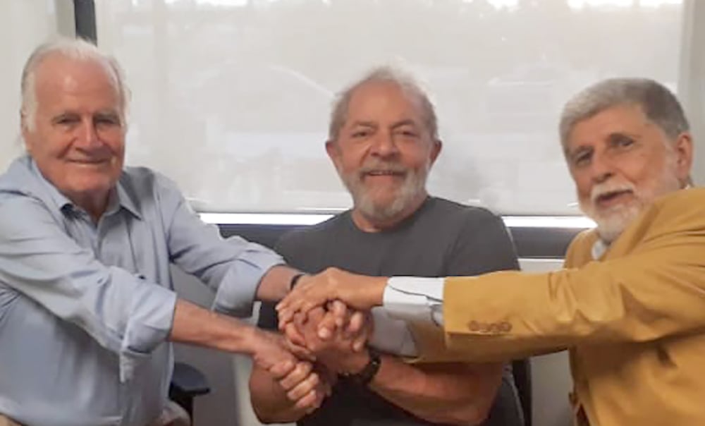 Entrevistado e entrevistador ladeiam 
Lula momentos antes da sua prisão, decidida pela tramóia de Moro e Dallagnol. Que continuam aí, embora condenados pelo STF, livres como passarinhos. (FOTO: Arquivo CartaCapital) 