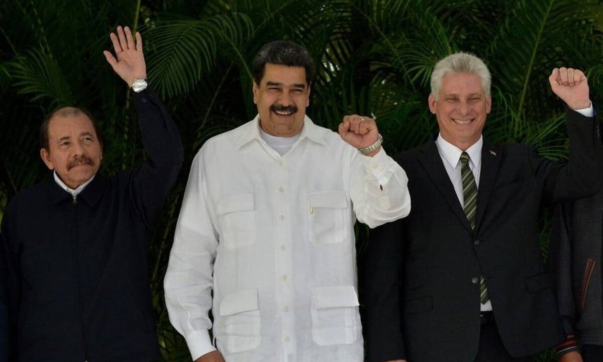 Nicaraguense Daniel Ortega posa ao lado de venezuelano Nicolás Maduro e cubano Miguel Diáz-Canel. Foto: YAMIL LAGE / AFP 