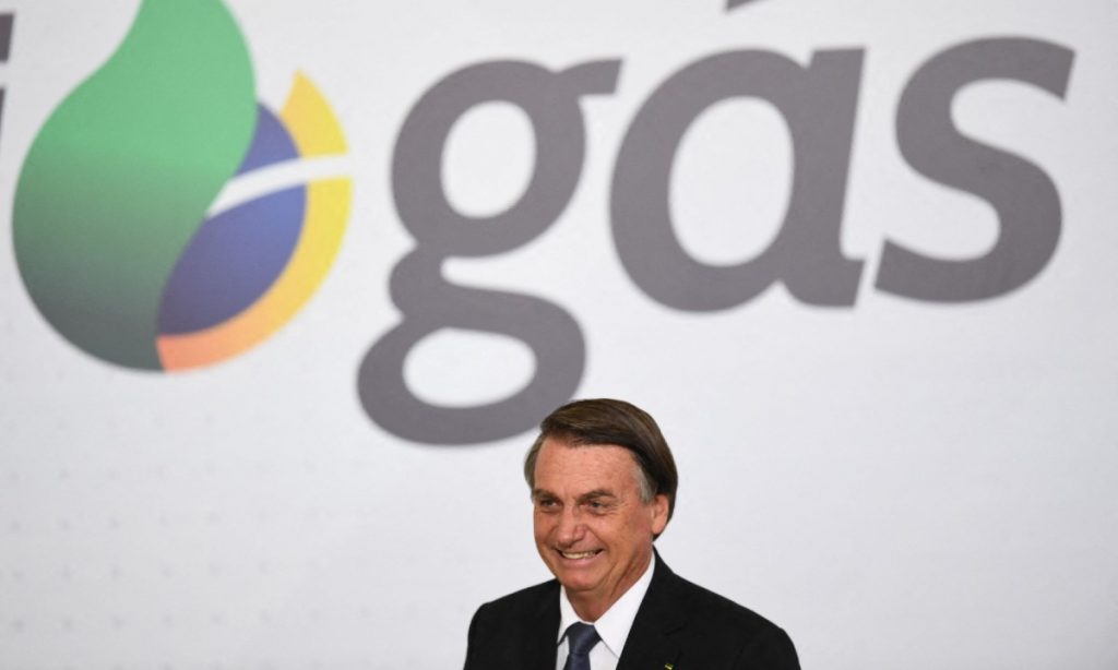 Bolsonaro não diz como, mas afirma que Petrobras anunciará redução no preço do combustível