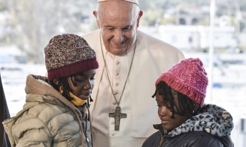 Papa pede fim do 'naufrágio da civilização' em visita à ilha grega símbolo da crise migratória