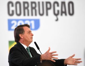 Bolsonaro versus Moraes: 'Não posso entender um parlamentar preso sete meses'