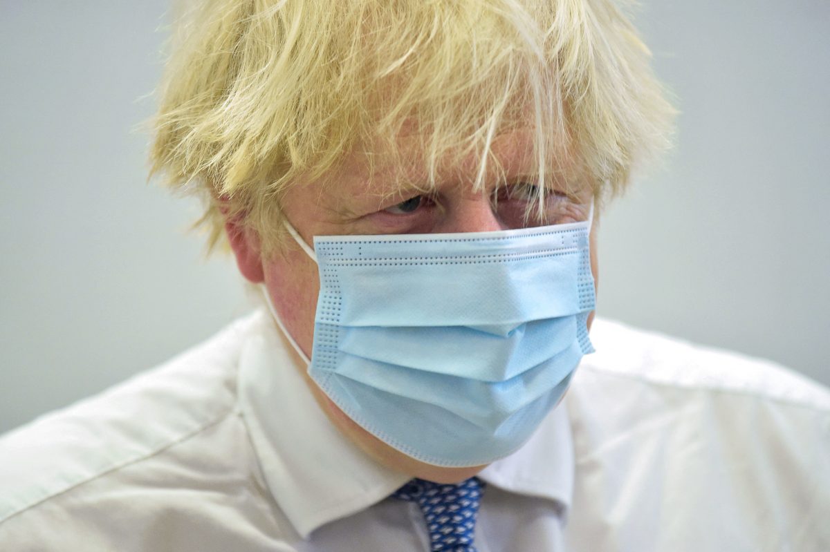 Boris Johnson confirmou a primeira morte pela nova variante durante uma visita a um centro de vacinação.

Foto: Jeremy Selwyn/POOL/AFP 
