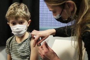 Saúde confirma que não há relação entre vacina e internação de criança em São Paulo