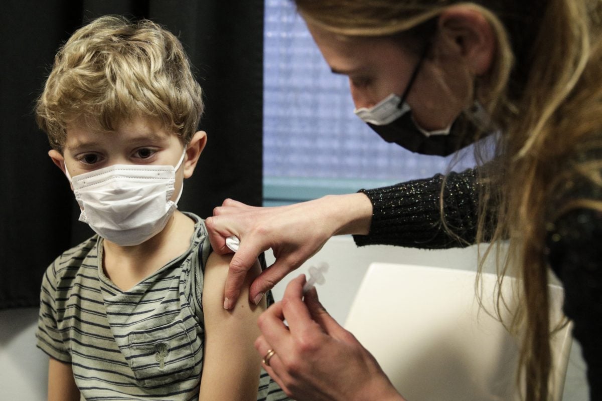 Criança sendo imunizada contra a Covid-19 na França. Foto: GEOFFROY VAN DER HASSELT/AFP 