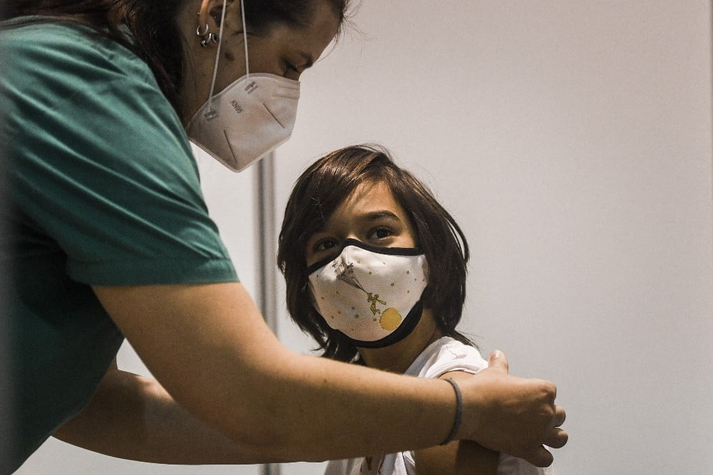 Garoto recebe dose de vacina contra Covid-19. Foto: Patricia de Melo Moreira/AFP 