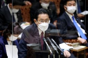 Homem ateia fogo no próprio corpo perto de gabinete do primeiro-ministro japonês