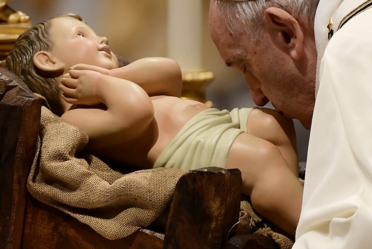 Papa Francisco beija uma escultura do menino Jesus na Basílica de São Pedro, no Vaticano. 

Foto: Filippo MONTEFORTE / AFP 