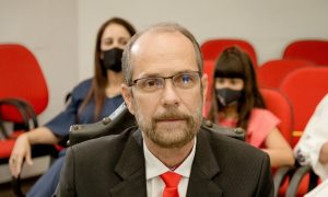 Vereador chama Paulo Freire de 'capeta' e 'diabo violento' durante sessão em MG