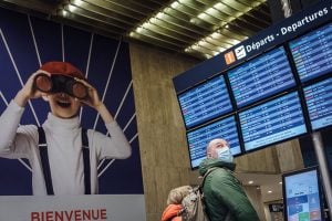 Máscaras em aviões e aeroportos são obrigatórias a partir de hoje