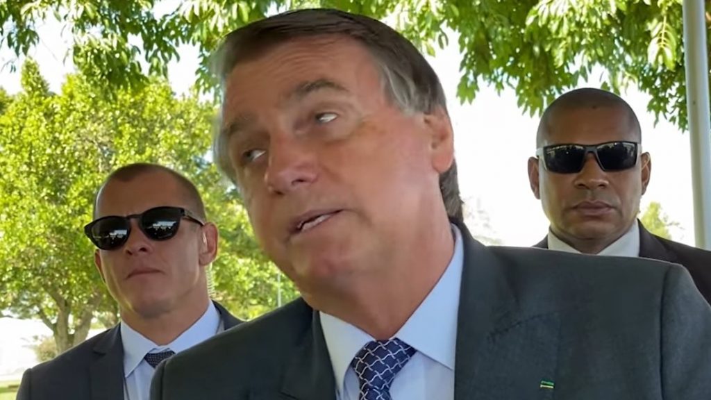 Bolsonaro diz que mortes de crianças por Covid no Brasil são ‘insignificantes’