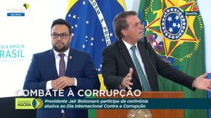 ‘Aguentar a pressão é P.H.O.D.A’, lamenta Bolsonaro em evento de ‘combate à corrupção’