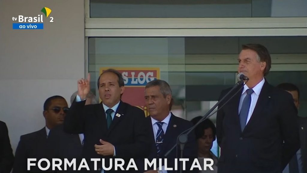 Mandamos para o STF alguém ‘terrivelmente evangélico’, celebra Bolsonaro com militares