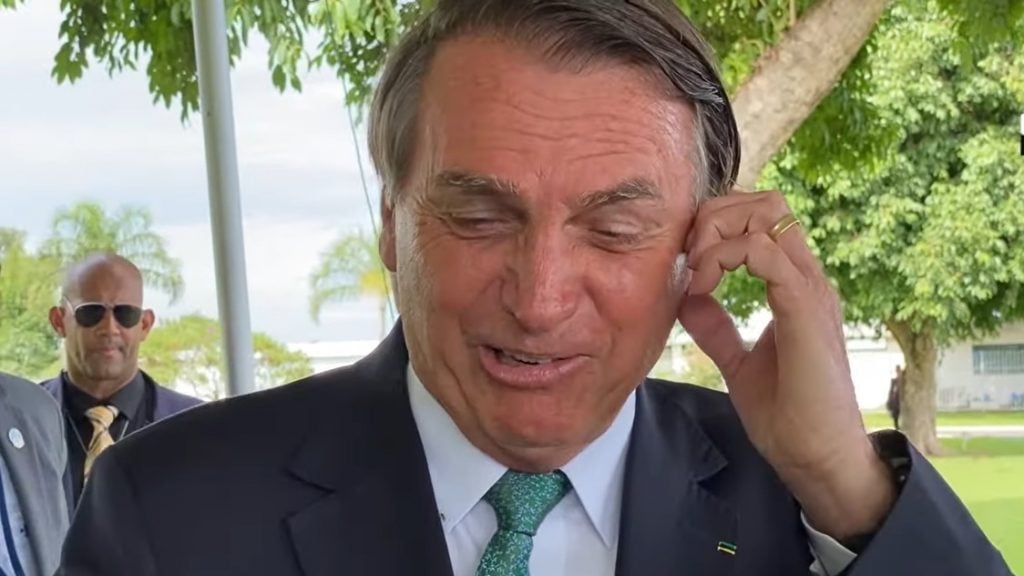 ‘Já tem três anos que eu não leio livro’, confessa Bolsonaro
