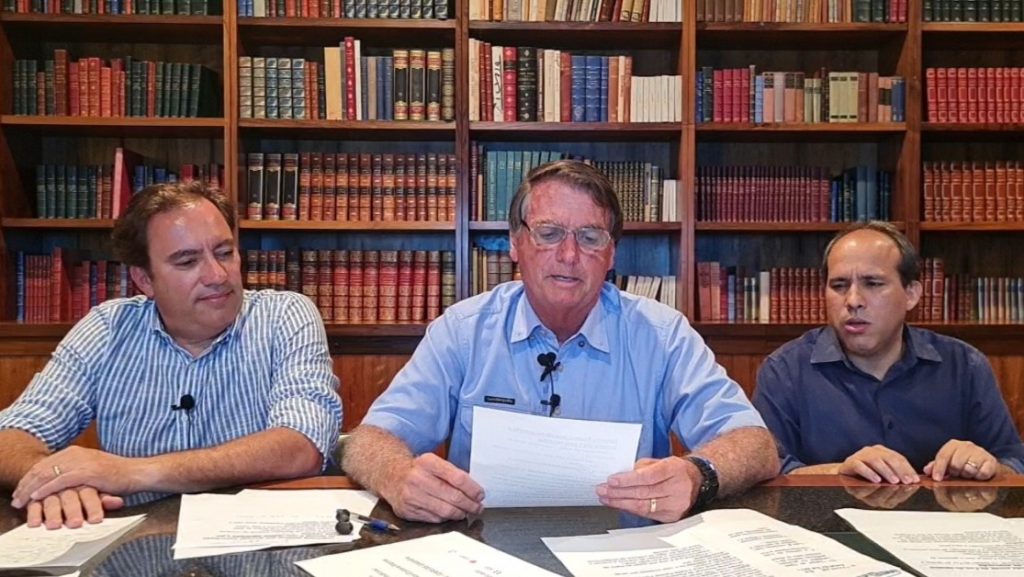 Bolsonaro diz que bandeiras da conta de luz vão cair com aumento das chuvas