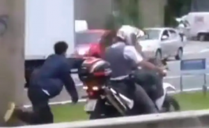 'Errei, mas não merecia ser humilhado', diz jovem arrastado por PM em moto