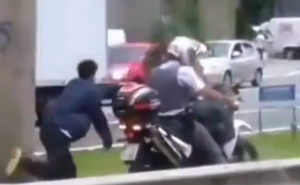 ‘Não há ilegalidade’, diz juíza sobre prisão de jovem negro arrastado por moto