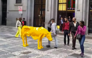 'Vaca magra' é instalada em frente à Bolsa de Valores de São Paulo