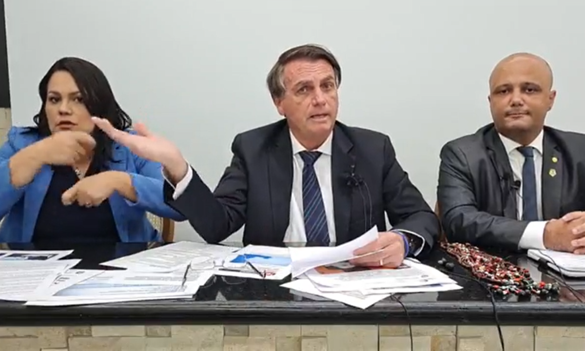 O presidente Jair Bolsonaro, ao lado do deputado Major Vitor Hugo (PSL-GO). Foto: Reprodução 