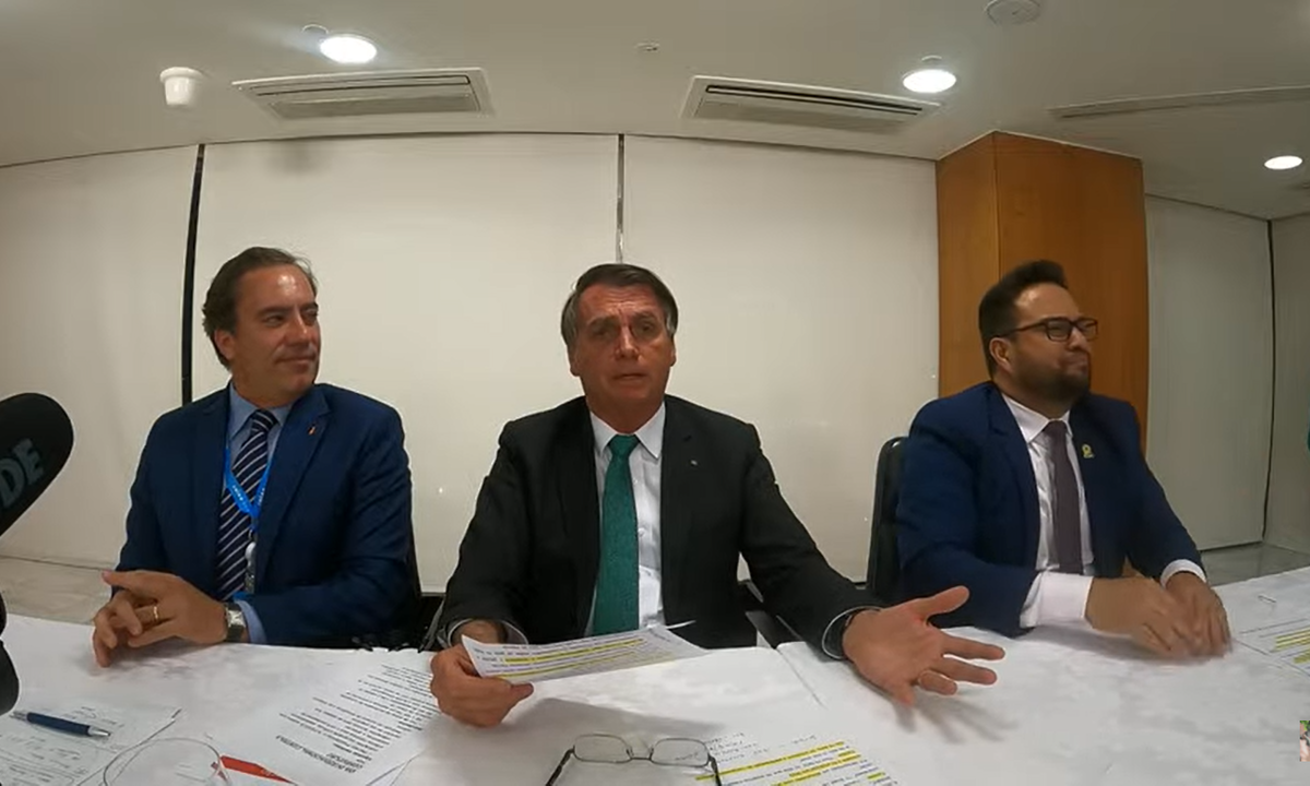 Bolsonaro: ‘Entra com pedido de impeachment por corrupção, porra. Tô aguardando’