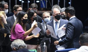 Senado aprova a PEC dos Precatórios, obsessão eleitoral de Bolsonaro