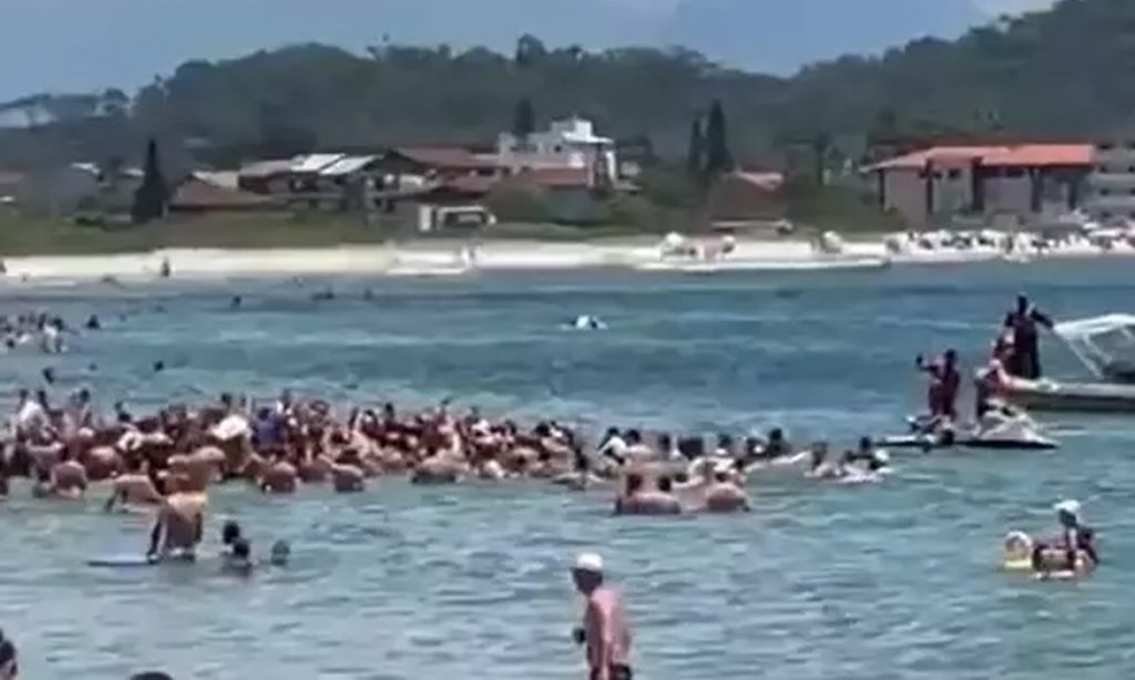 Bolsonaro volta a andar de jet ski em SC após contato com deputado que testou positivo para Covid