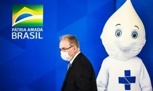 Após Bolsonaro mentir sobre recomendações da Anvisa, governo descarta o passaporte da vacina