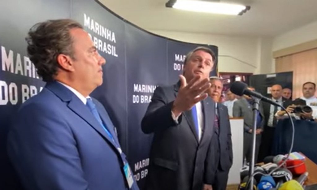 ‘Não quero conversa contigo’, diz Bolsonaro a repórter que o questionou sobre fake news contra vacinas