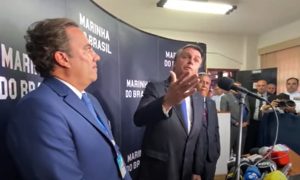 'Não quero conversa contigo', diz Bolsonaro a repórter que o questionou sobre fake news contra vacinas