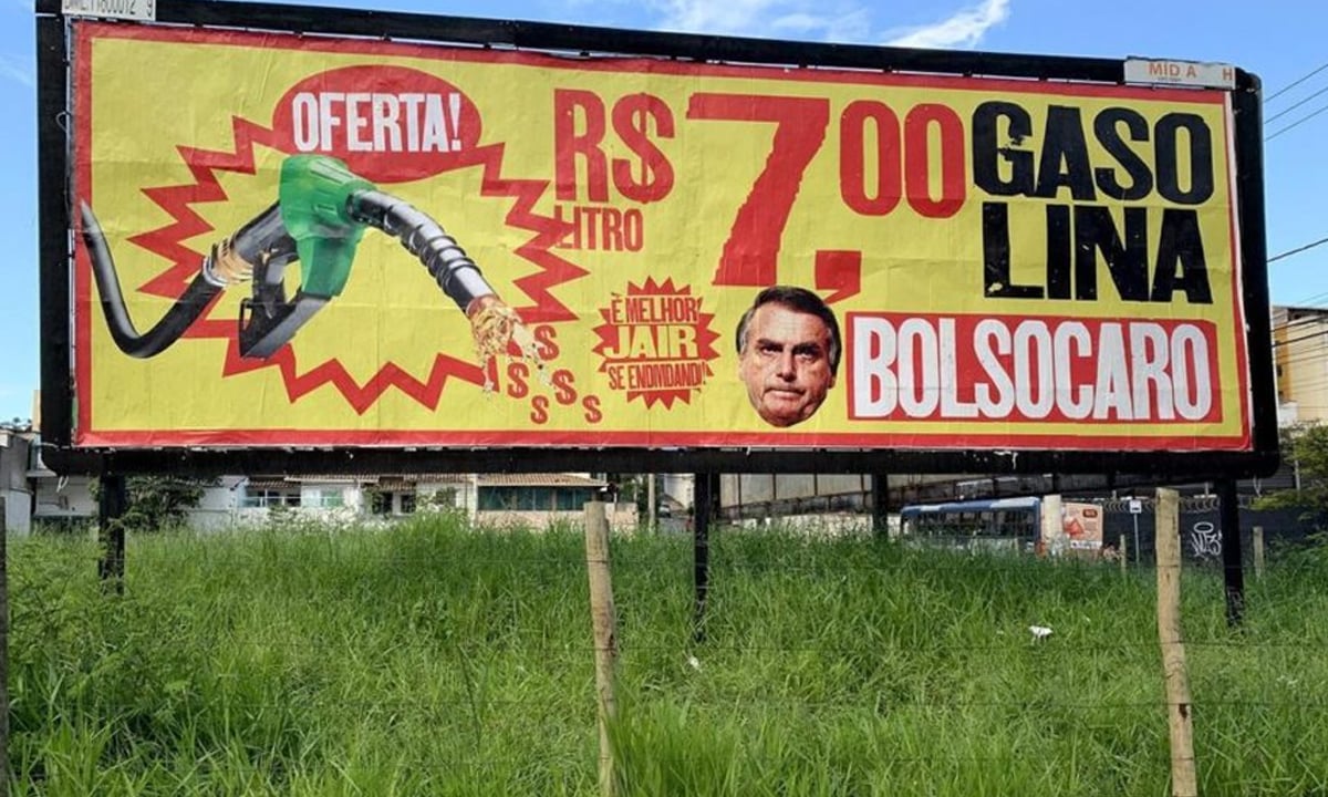 ‘Bolsocaro’: com outdoors, grupos protestam contra a carestia no governo Bolsonaro