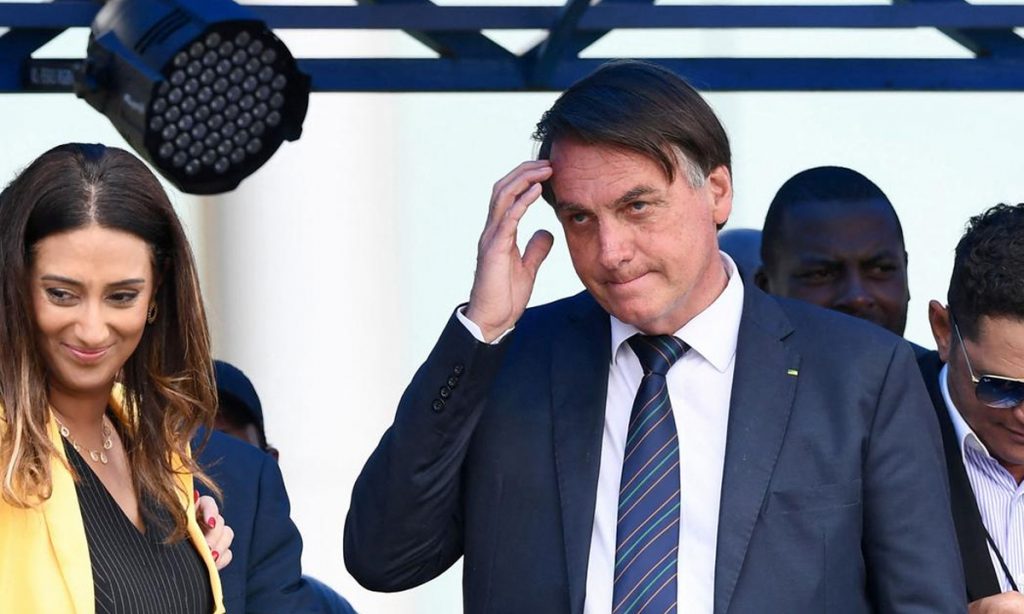 Líder do PL cobra rápida aprovação do passaporte da vacina, enquanto Bolsonaro dobra a aposta no boicote