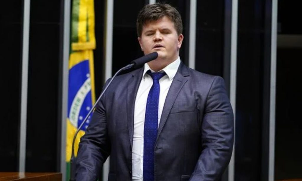 Felipe Rigoni, cria do RenovaBR, troca o PSB pelo União Brasil, novo ‘megapartido’ da direita