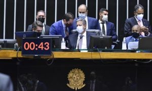 Partido de Moro vota em peso a favor de urgência do projeto antiterror dos bolsonaristas