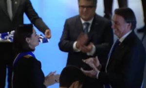 Bolsonaro condecora Michelle e Aras com a Ordem de Rio Branco