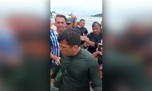 Bolsonaro volta a passear de moto aquática e gerar aglomeração em SC