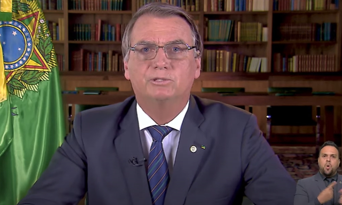 Em discurso de Ano Novo, Bolsonaro insiste em dificultar a vacinação de crianças