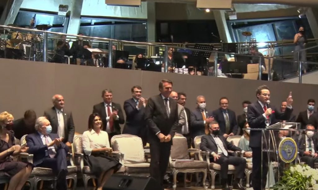 Bolsonaro faz culto virar ato eleitoral: ‘Se querem que esses ministros continuem, eu sou a pessoa’