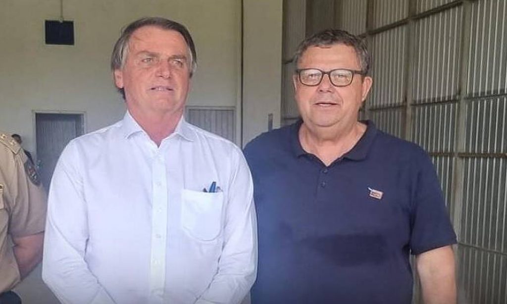 Deputado testa positivo para Covid um dia após se encontrar com Bolsonaro em SC