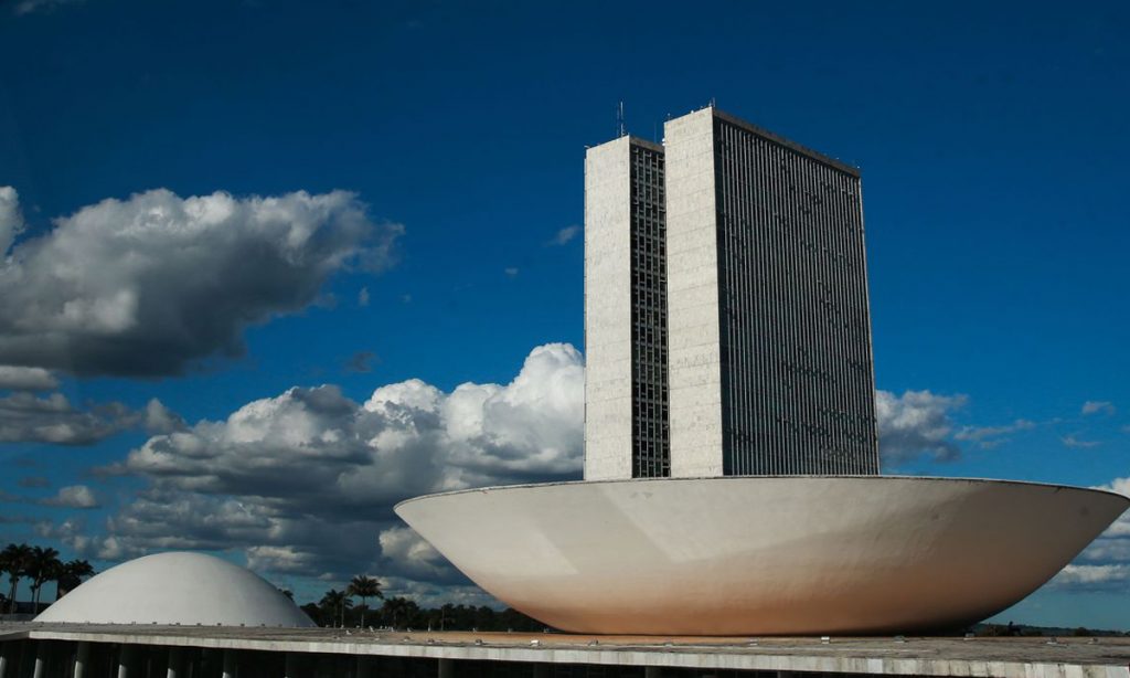 Congresso tira recurso de seguro-desemprego e assistência para liberar verba a militares
