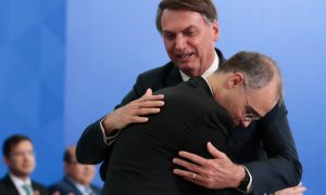 Randolfe pede que STF reconheça suspeição de Mendonça em julgamento sobre Bolsonaro