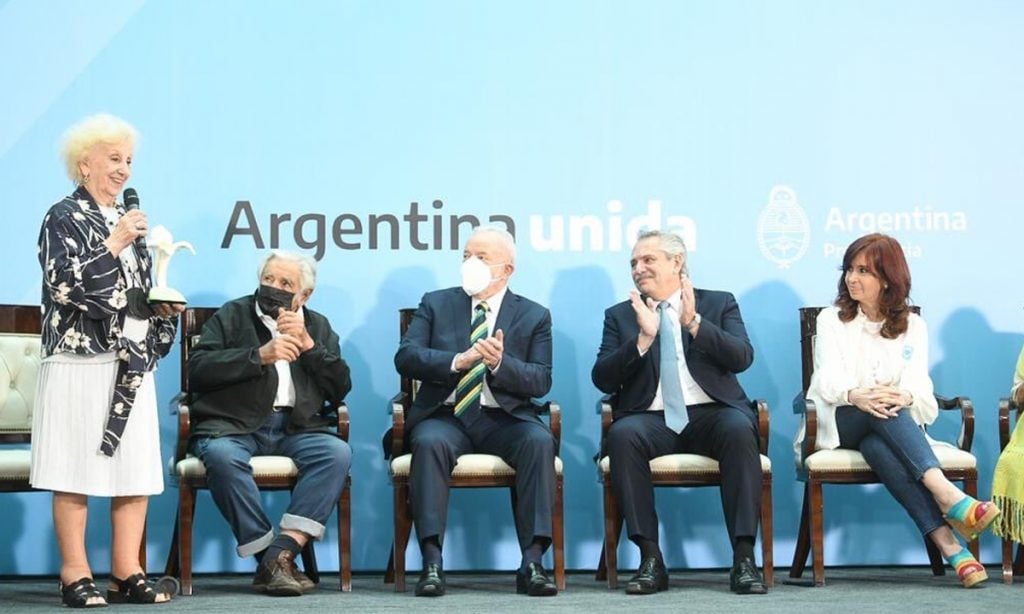 ‘Lula vai voltar’, cantam argentinos em ato no centro de Buenos Aires