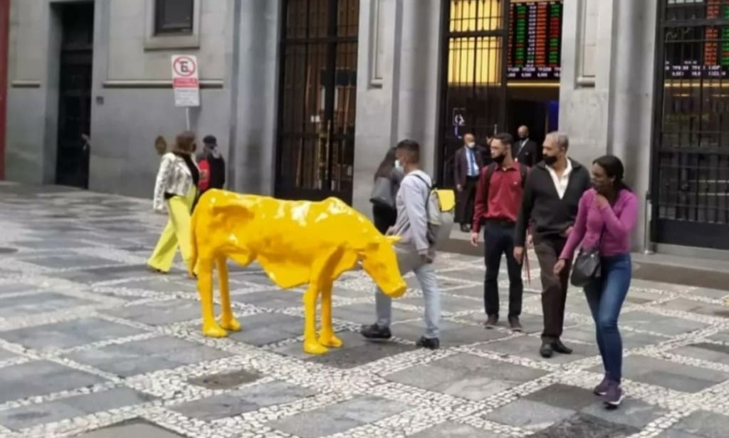 'Vaca magra' é retirada de local em frente à Bolsa em São Paulo