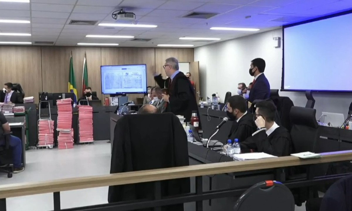 Terceiro dia de julgamento da boate Kiss é marcado por discussão e interrupção da sessão