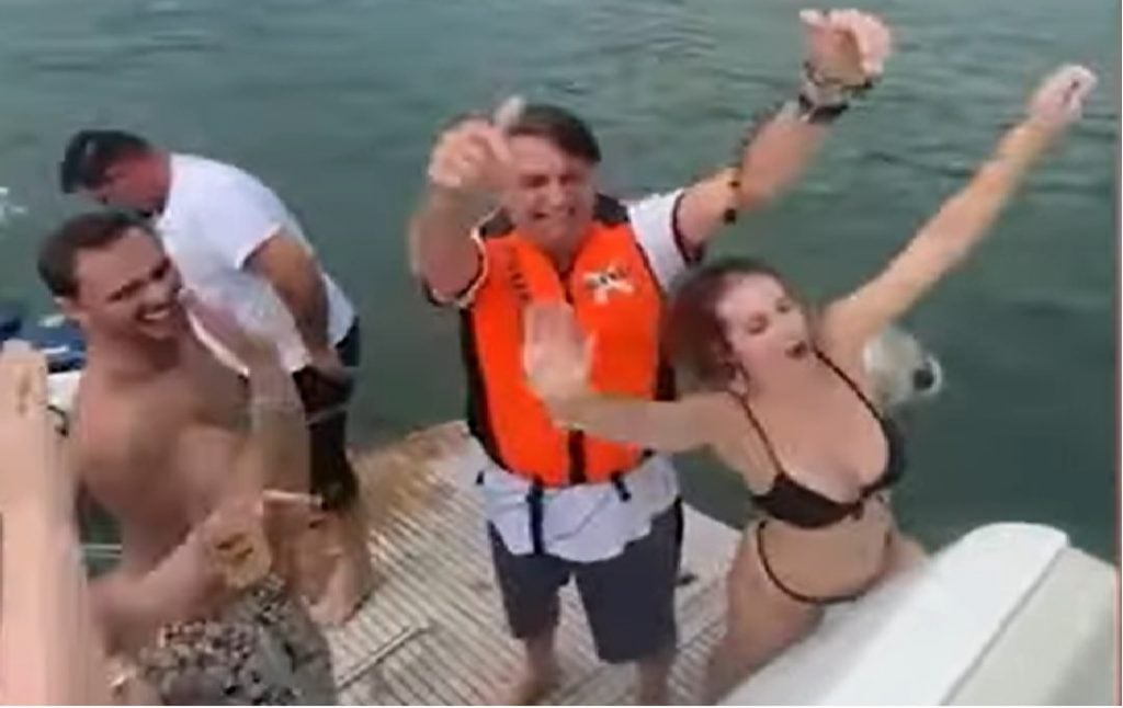 Férias de Bolsonaro têm aglomerações, contato com deputado com Covid e passeios de jet ski