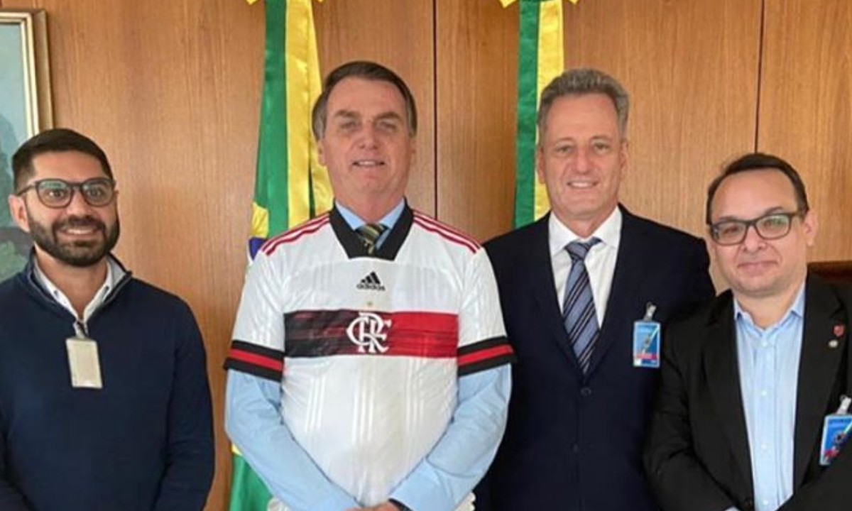 Ao centro, Bolsonaro e o presidente do Flamengo, Landim 