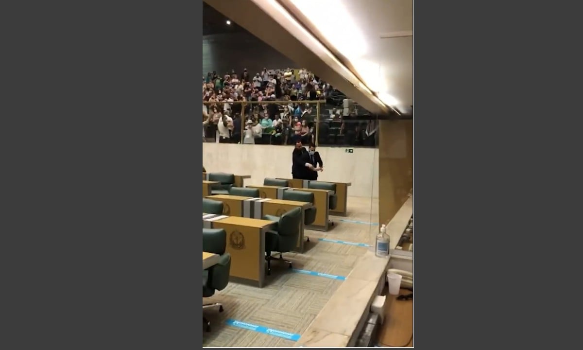 Deputado bolsonarista Gil Diniz ataca Arthur do Val por filmar antivacinas na Alesp