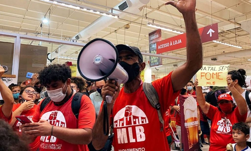 Famílias em busca de comida ocupam supermercados em pelo menos 9 capitais