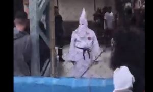 Professor desfila com roupa semelhante a usada pela Ku Klux Klan em escola de São Paulo
