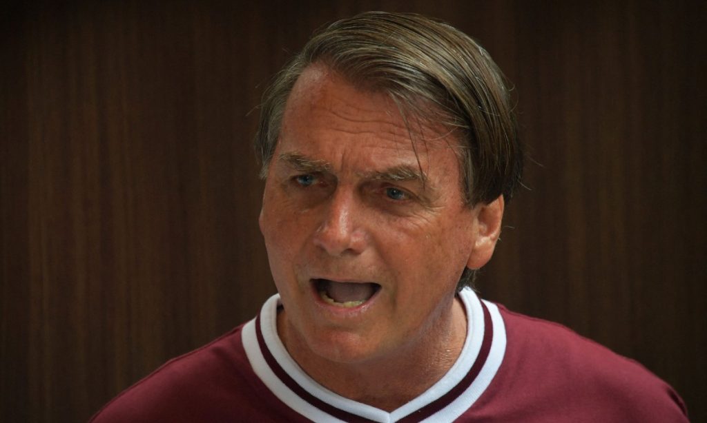 Bolsonaro diz que adversários fazem uso político da facada e nega que episódio seja fake