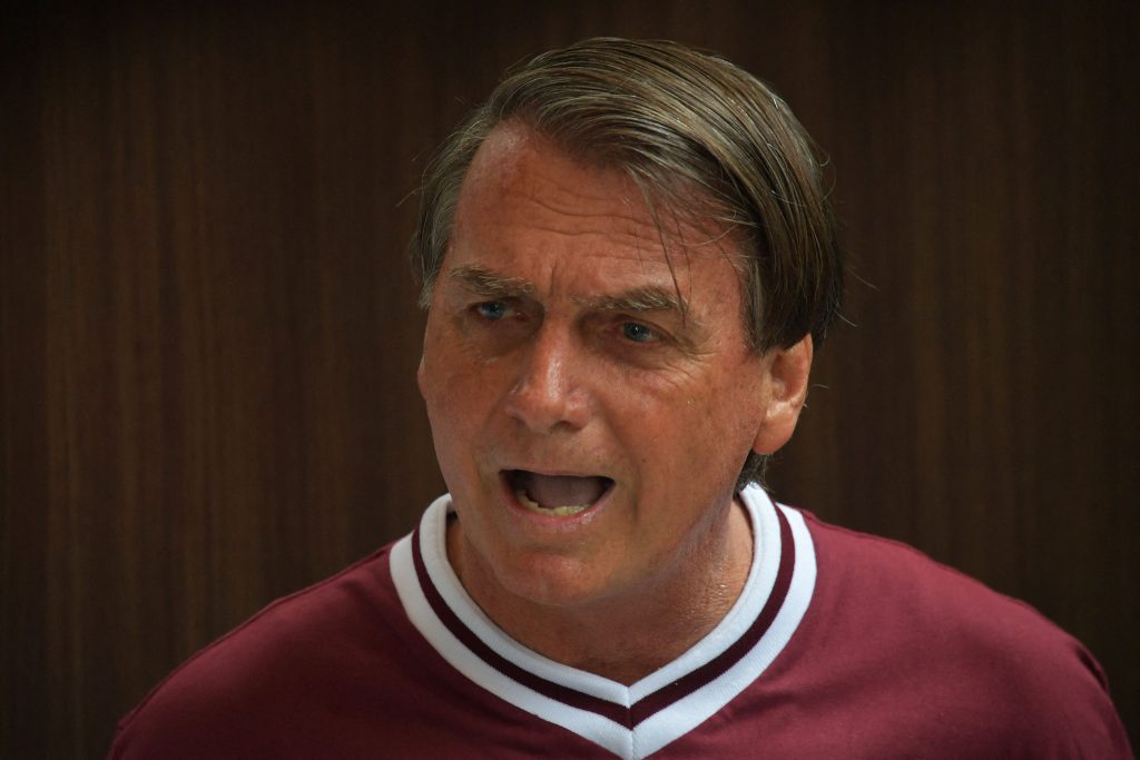 Rejeição à candidatura de Bolsonaro chega a 64%, mostra Ipespe